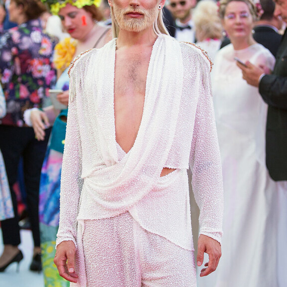 Wienissä järjestetyssä Life Ball -hyväntekeväisyystilaisuudessa laulajalla oli vitivalkoiset hiukset ja säihkyvä asukokonaisuus. Kuva on kesältä 2018. Conchita Wurst