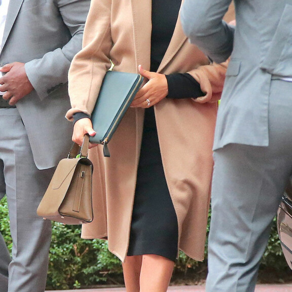 Meghan saapui palaveriin YK:n pääkonttorille Max Maran 3 700 euron takissa ja Roland Mouret'n 480 euron kynähameessa. Asuun kuuluivat Valextran 2 900 euron käsilaukku ja Valentinon 160 euron aurinkolasit. Sussexin herttuatar Meghan