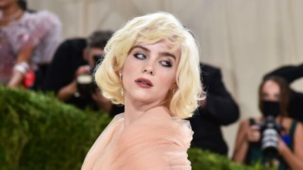 Uhkeasta povestaan kärsinyt poppari Billie Eilish paljastaa tyylimuutoksensa taustat: Muotitalo joutui luopumaan turkiksista Billie Eilish