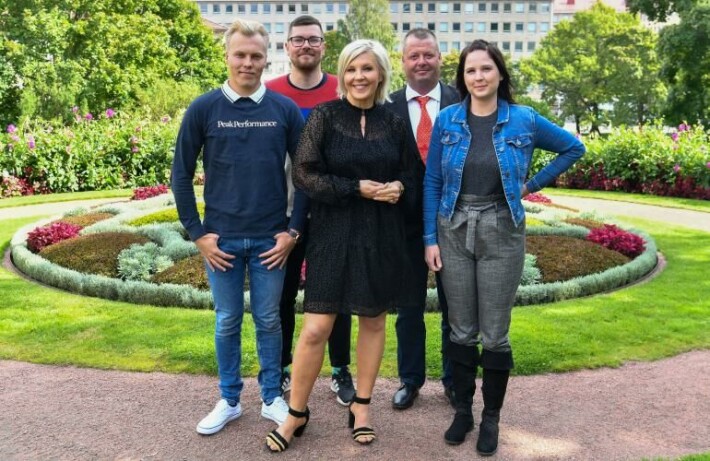 Tällä kaudella puolisoa etsivät Patrik (vas,), Kalle, Matti ja Stiina. Ohjelman juontajana hääräilee tuttuun tapaan Vappu Pimiä (kesk.). Tällä kaudella puolisoa etsivät Kalle, Matti, Patrik ja Stiina. Ohjelman juontajana hääräilee tuttuun tapaan Vappu Pimiä (kesk.).