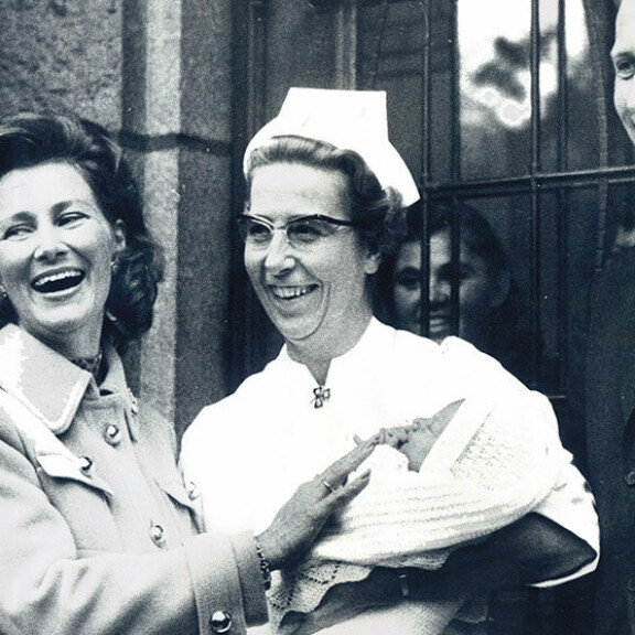 Onnelliset vanhemmat Harald ja Sonja kätilön ja vastasyntyneen tyttärensä kanssa Oslon yliopistollisen sairaalan pihalla. Hallitsijapari Harald ja Sonja sekä prinsessa Märtha Louise