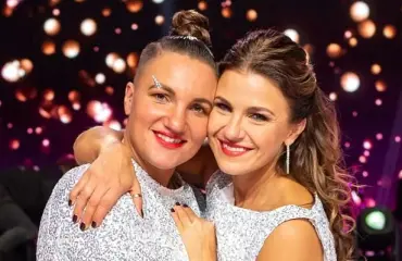 Mikä kuva! Ansku Bergström ja Ellu Gustafsson hassuttelivat supertähden keikalla