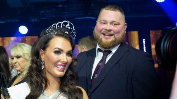 Akseli Herlevi varasti huomion Miss Suomi -finaalissa - tyttöystävä joutui puuttumaan asiaan! Emmi Suuronen ja Akseli Herlevi