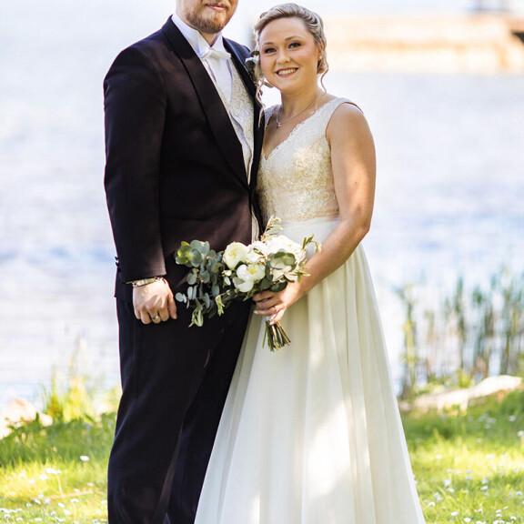 Ensitreffit alttarilla -ohjelmassa avioitunut pariskunta tutustuu vähitellen. Ensitreffit alttarilla