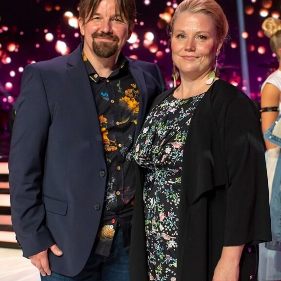 Kari saapui TTK-studioon Milla-vaimonsa kanssa. Kari saapui sunnuntaina TTK-yleisöön Milla-vaimonsa kanssa.