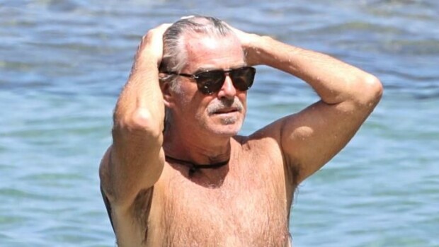 James Bond -legenda Pierce Brosnan, 68, pullisteli paidatta rantavedessä - Katso kuvat tyylikkäästä hopeaketusta! Pierce Brosnan