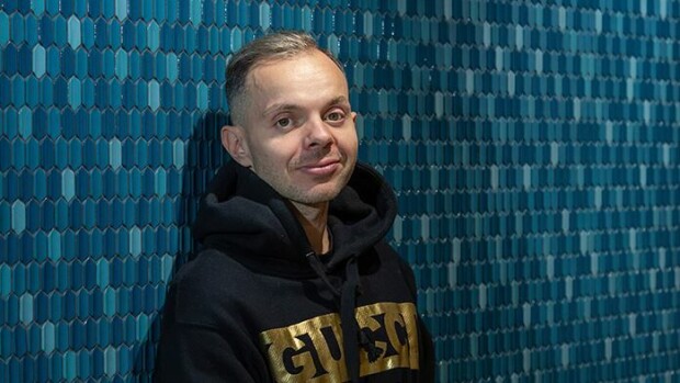 No johan! Julkkikset pokeroivat Tallinnassa – Uniikillle massia, Jethrolle naurua Uniikin pokeriharrastus on kuljetttanut mistä maailman kasinoita ympäri.