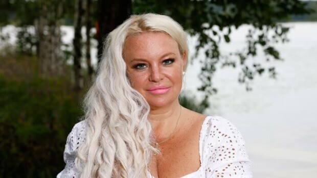 Johanna Tukiaisen vankilasta vapautunut kohurakas Paul herätti huomiota hautajaisissa – hoiti Isabelle-tytärtään kirkon portailla Johanna Tukiainen