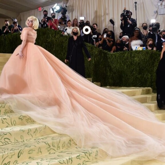 Billie nähdään harvoin näin naisellisissa muotiluomuksissa. Billie nähdään harvoin näin naisellisissa muotiluomuksissa.