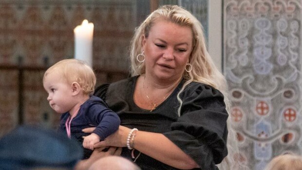 Johanna Tukiainen saapui ex-kihlattunsa kanssa Jasmine-siskonsa hautajaisiin – Veijo kantoi Isabelle-vauvan kirkkoon Johanna Tukiainen