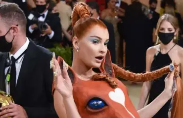 Huhhuh! Tässä ovat Met Gaalan kummallisimmat yksityiskohdat - Hevosenpää, ötökkä keskellä kasvoja, kultainen haarniska...