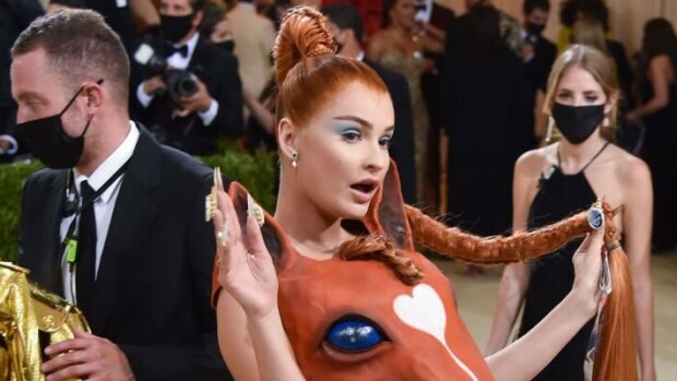 Huhhuh! Tässä ovat Met Gaalan kummallisimmat yksityiskohdat - Hevosenpää, ötökkä keskellä kasvoja, kultainen haarniska... Kim Petras