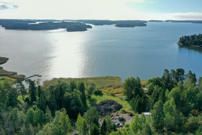 Täällä Joel kosi lauantaina! Jannin ja Joelin talolta aukeaa näin upeat merinäköalat Sipoon edustalle. Täällä Joel kosi lauantaina! Jannin ja Joelin talolta aukeaa näin upeat merinäköalat Sipoon edustalle.