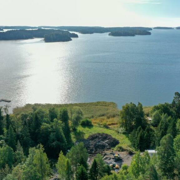 Täällä Joel kosi lauantaina! Jannin ja Joelin talolta aukeaa näin upeat merinäköalat Sipoon edustalle. Täällä Joel kosi lauantaina! Jannin ja Joelin talolta aukeaa näin upeat merinäköalat Sipoon edustalle.
