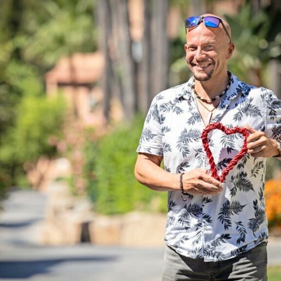 Vietkö sydämeni vai otatko siemeneni? Espanjan auringon alla asuva Henry Aflecht haluaa suvulleen jatkajan ja miljoonilleen perijän. – Suomalainen nainen on haussa. Romanttinen suhde ei ole pakollinen, Henry sanoo. Vietkö sydämeni vai otatko siemeneni? Espanjan auringon alla asuva Henry Aflecht haluaa suvulleen jatkajan ja miljoonilleen perijän. – Suomalainen nainen on haussa. Romanttinen suhde ei ole pakollinen, Henry sanoo.