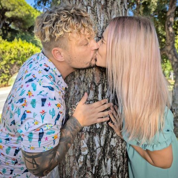 – Daniel on herttainen, luotettava ja täysipäinen mies, Eve ylistää kultaansa. – Daniel on herttainen, luotettava ja täysipäinen mies, Eve ylistää kultaansa.
