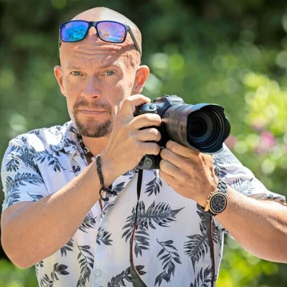 Henry aloitti tv-uransa ohjaamalla ja tuottamalla Speden Spelejä ja Kymppitonnia 1990-luvulla. Nykyisin mies harrastaa virtuaalivaluuttojen treidausta ja valokuvausta. Henry aloitti tv-uransa ohjaamalla ja tuottamalla Speden Spelejä ja Kymppitonnia 1990-luvulla. Nykyisin mies harrastaa virtuaalivaluuttojen treidausta ja valokuvausta.