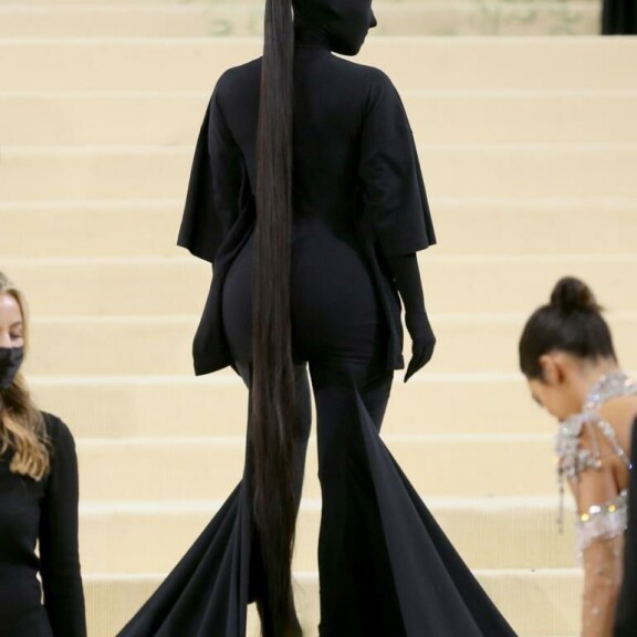 Kim Kardashian luotti jälleen asuun, joka peitti hänet päästä varpaisiin. Kim Kardashian luotti jälleen asuun, joka peitti hänet päästä varpaisiin.