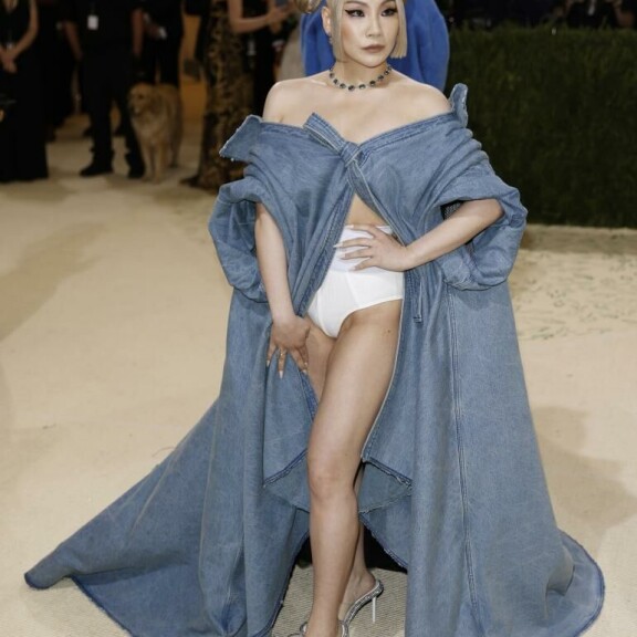 Eteläkoeralainen rap-artisti CL oli verhoutunut farkkukankaaseen ja vetäissyt niiden seuraksi mummon alushousut. Eteläkoeralainen rap-artisti CL oli verhoutunut farkkukankaaseen ja vetäissyt niiden seuraksi mummon alushousut.