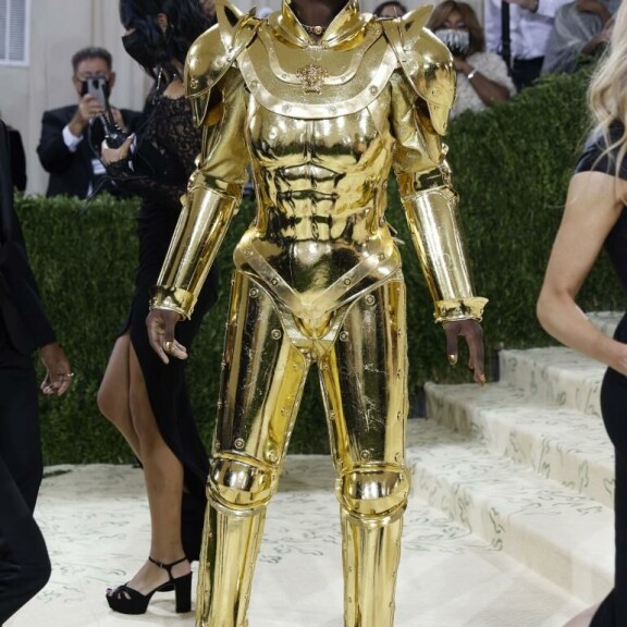 Lil Nas X piti huolen illan säihkyvimmästä asusta. Lil Nas X piti huolen illan säihkyvimmästä asusta.