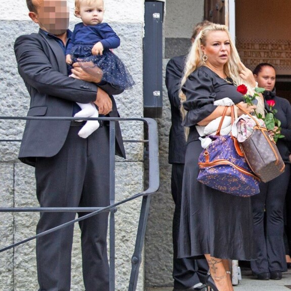 Isabellen isä, koevapauteen vankilasta päässyt Paul hoiti tytärtään kirkon portailla. Johannan takana seisoo Veijo. Isabellen isä, koevapauteen vankilasta päässyt Paul hoiti tytärtään kirkon portailla. Johannan takana seisoo Veijo.