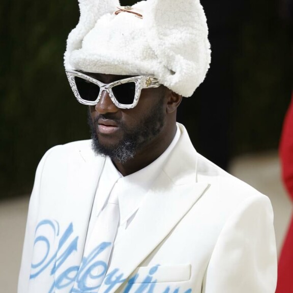 Karvalakki ja graffitein koristeltu pikkutakki. Kuvassa muotitalo Off-Whiten perustaja Virgil Abloh. Karvalakki ja graffitein koristeltu pikkutakki. Kuvassa muotitalo Off-Whiten perustaja Virgil Abloh.