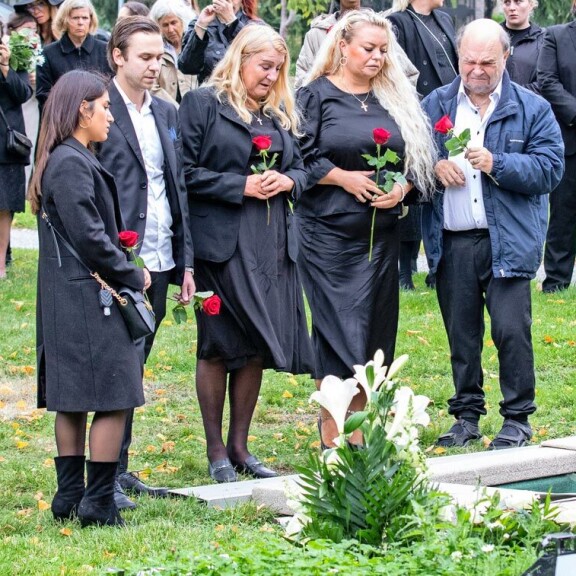 Perhe jätti Jasminelle hyvästit hautausmaalla. Jokainen asetteli pitkävartisen ruusun haudalle. Vasemmalla Joel Tukiaisen tyttöystävä Ana, Joel, Marja, Johanna ja Markku. Perhe jätti Jasminelle hyvästit hautausmaalla. Jokainen asetteli pitkävartisen ruusun haudalle. Vasemmalla Joel Tukiaisen tyttöystävä Ana, Joel, Marja, Johanna ja Markku.
