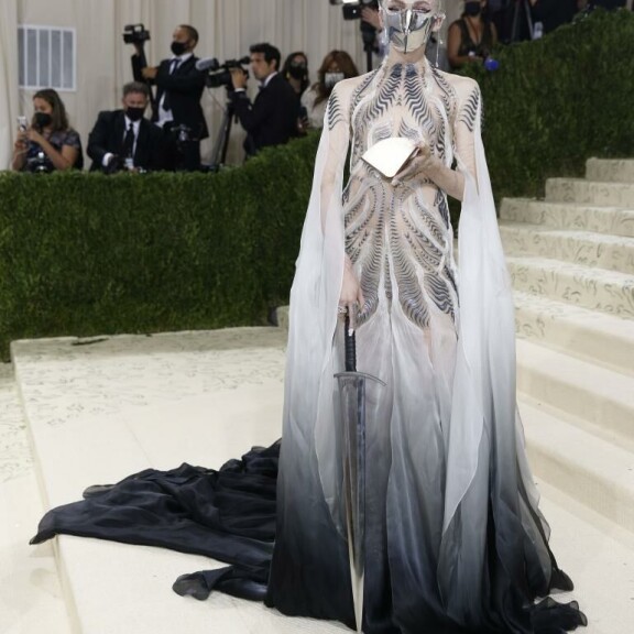 Teslan toimitusjohtaja Elon Muskin puoliso ja laulaja Grimes oli selvästi varautunut keskiaikaiseen sodankäyntiin. Aseena hänellä oli miekka ja teräsmaski. Teslan toimitusjohtaja Elon Muskin puoliso ja laulaja Grimes oli selvästi varautunut keskiaikaiseen sodankäyntiin. Aseena hänellä oli miekka ja teräsmaski.