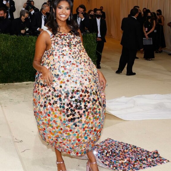 Katsos vain, pääsiäismuna! Vai onko se sittenkin lentopalloilija Natalia Bryant Conner Ivesin suunnittelemassa pallomekossa? Katsos vain, pääsiäismuna! Vai onko se sittenkin lentopalloilija Natalia Bryant Conner Ivesin suunnittelemassa pallomekossa.