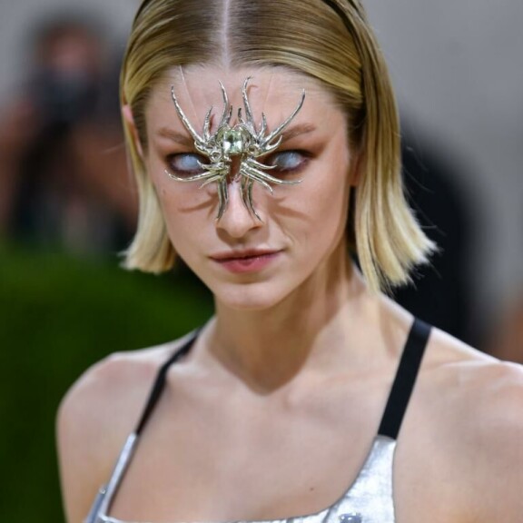 Hurjat piilolinssit! Ja kaiken kukkuraksi kullattu hämähäkki keskellä naamaa. Tai siltä se ainakin näyttää. Kuvassa näyttelijä ja malli Hunter Schafer. Hurjat piilolinssit! Ja kaiken kukkuraksi kullattu hämähäkki keskellä naamaa. Kuvassa näyttelijä ja malli Hunter Schafer.