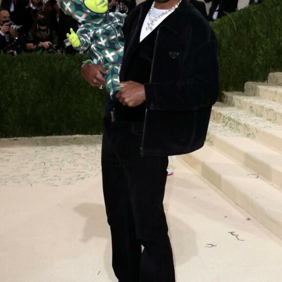 Laulaja Frank Ocean oli napannut kainaloonsa vauva-alienin. Laulaja Frank Ocean oli napannut kainaloonsa vauva-alienin.