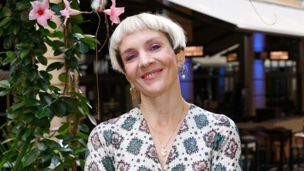 Maria Veitolan vaatekaappi on Suomen kirjavin – suosikkijuontajan sorkkasaappaat hurmaavat! Maria Veitola