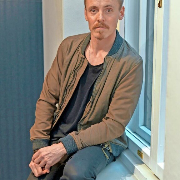 – Pyrimme huumorin keinoin myymään mahdollisimman hyviä kalsareita. Lisäbonuksena on vastuullisuus, Jasper kertoo firman markkinointivideolla. – Pyrimme huumorin keinoin myymään mahdollisimman hyviä kalsareita. Lisäbonuksena on vastuullisuus, Jasper kertoo firman markkinointivideolla.