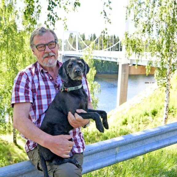 Aake tekee Hönö-koiransa kanssa nyt maltillisia lenkkejä. – Pari korttelia kerrallaan mennään, Aake tuumaa. Aake tekee Hönö-koiransa kanssa nyt maltillisia lenkkejä. – Pari korttelia kerrallaan mennään, Aake tuumaa.