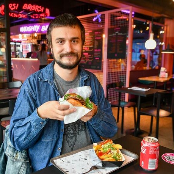 Toimittaja on 27-vuotias mies, joka ei ole koskaan ennen elämässään pitänyt ruokapäiväkirjaa. – Tämä oli silmiä avaava kokemus, hän sanoi lopuksi. Toimittaja on 27-vuotias mies, joka ei ole koskaan ennen elämässään pitänyt ruokapäiväkirjaa. – Tämä oli silmiä avaava kokemus, hän sanoi lopuksi.
