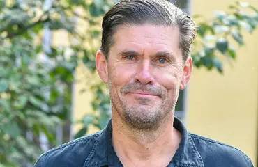 Näyttelijälegenda Tommi Korpela hämmentää naapureitaan Jussi-palkinnoilla: ”Vielä mahtuu yksi lisää”