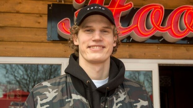 Suomalaisurheilijoiden palkkakuningas Lauri Markkanen kurvailee öky-Mersulla – kuva Seiskassa! Lauri Markkanen