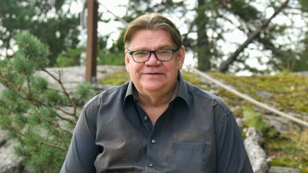 Sankaruus loppuu kotiovella! Timo Soini ja Tiina-vaimo juhlistivat hääpäivää selfiellä – ”Tuli niin hyvä, että laitettiin kirjaan” Timo Soini