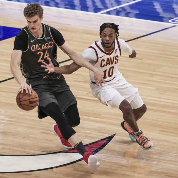 Chicago Bullsissa pelannut Lauri tuntee jo Cavaliers-joukkueen, sillä he pelasivat viime kaudella usein vastakkain. Kuvassa vastassa on Darius Garland. Chicago Bullsissa pelannut Lauri tuntee jo Cavaliers-joukkueen, sillä he pelasivat viime kaudella usein vastakkain. Kuvassa vastassa on Darius Garland.