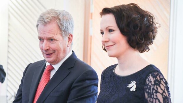 Julkkikset onnittelijoina! Sauli Niinistön ja Jenni Haukion tuore perheenjäsen nousi heti suureen suosioon – Osku-koira on todellinen harvinaisuus Sauli Niinistö ja Jenni Haukio