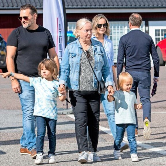 Ruotsin prinssit Alexander, 5, ja Gabriel, 3, pääsivät sukulaisten hoiviin – kuva! Prinssit ja suku