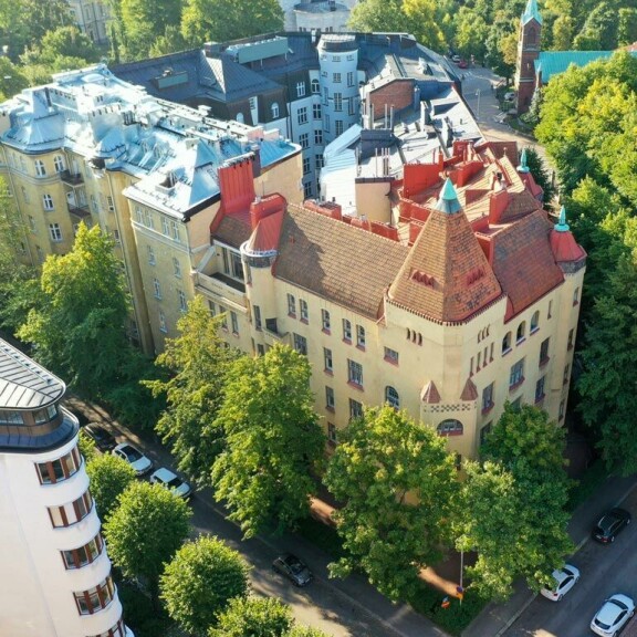 Multimiljonäärin Helsingin-asunto on arvokkaassa jugend-talossa. Multimiljonäärin Helsingin-asunto on arvokkaassa jugend-talossa.