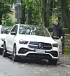 Lauri on sijoittanut rahojaan ylelliseen elämään ja kurvailee upealla Mersu GLE 350:llä.