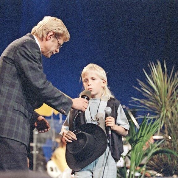 Konsta nousi julkisuuteen voitettuaan Tenavatähti-kilpailun vuonna 1994. Konsta nousi julkisuuteen voitettuaan Tenavatähti-kilpailun vuonna 1994.