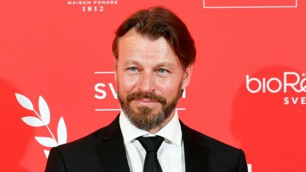 Pystytkö vastustamaan tätä katsetta?! Peter Franzén, 50, saapui elokuvagaalaan harvinaisen seksikkäänä - Katso kuvat! Peter Franzén