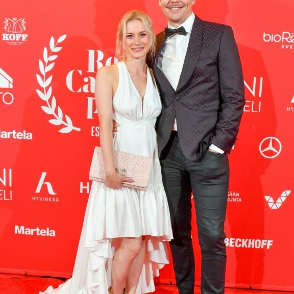 Minka hehkui suomalais-thaimaalaisessa mekossaan. Vierellä poseerasi harvoin nähty puoliso Aku Sipola, Minka hehkui suomalais-thaimaalaisessa mekossaan. Vierellä poseerasi harvoin nähty puoliso Aku Sipola,