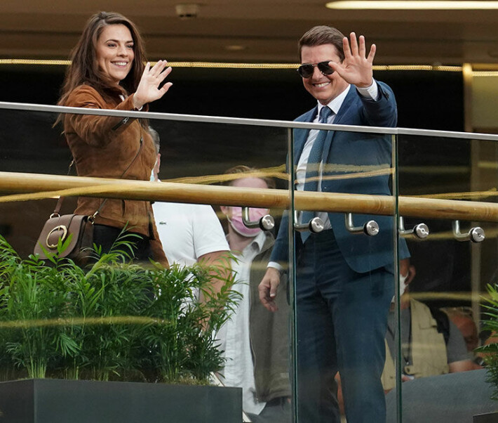 Tom Cruise oli autovarkauden hetkellä tekemässä vastanäyttelijänsä Hayley Atwellin kanssa kauppakeskuskohtausta. Tom Cruise ja Hayley Atwell