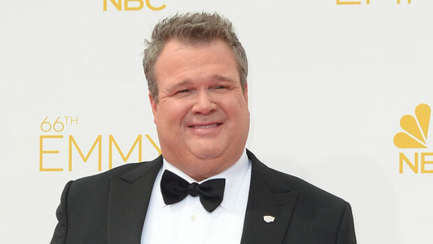 Moderni perhe -tähden onnenhetki - kihlasi sairaanhoitaja-rakkaansa! Kihlajaiskuvassa sulholla kärsivä ilme! Eric Stonestreet