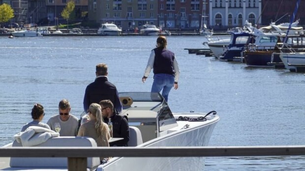 Miljonäärit venekauppiaina! Cheek ja pokeritähti Jens Kyllönen luopuvat ökyjahdistaan – sähköveneen arvo putosi 100 000 euroa Cheekin vene