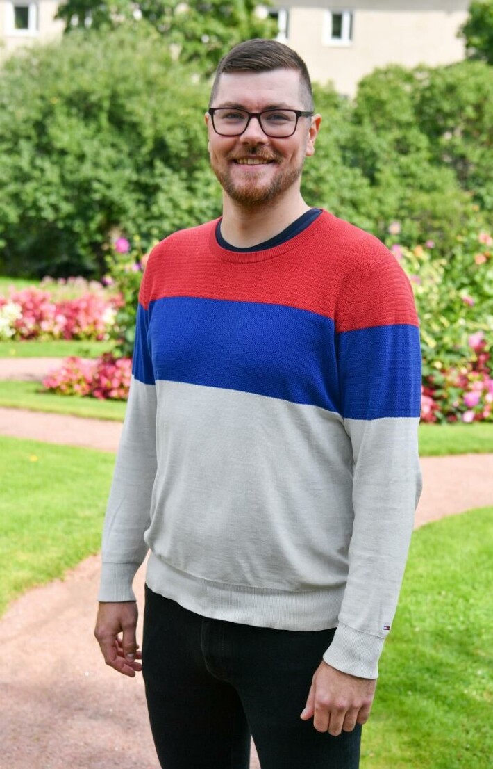 Kalle kertoo olevansa urheilumiehiä. Lajeista sujuvat ainakin jääkiekko, tennis sekä trendikäs padel. Kalle kertoo olevansa urheilumiehiä. Lajeista sujuvat ainakin jääkiekko, tennis sekä trendikäs padel.